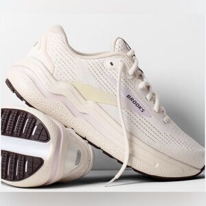 Brooks Ghost Max 2
Women's sku #: 120420 1B 160